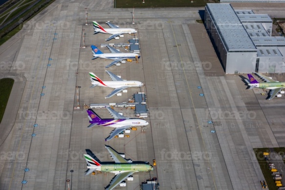 Der Flugplatz Hamburg-Findenwerder mit einigen bereitstehenden Flugzeugen.