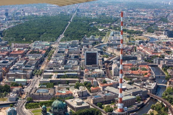 Sendemast des Berliner Fernsehturms und das dahinter liegende Gebiet Berlin Tiergarten.