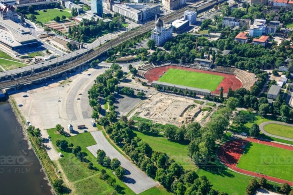Ein Stadion, nahe der Zuggleisen in Dresden in Sachsen.