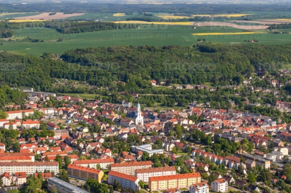 Die Stadt Roßwein nahe großer Felder im Bundesland Sachsen.