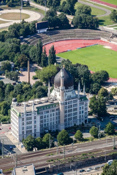 Die Yenidze und das neue Stadion in Dresen bei Sachsen in Deutschland.
