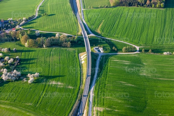 Eine Autobahn, die entlang eines Feldes verlÃ¤uft.