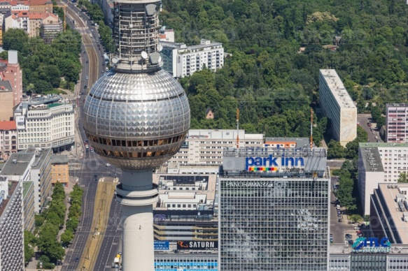 Berliner Fernsehturm und das daneben liegende 