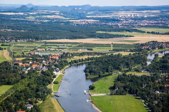 Die Elbe mit dem schÃ¶nen Pillnitzer SchloÃ? in Pillnitz bei Dresden in Sachsen.