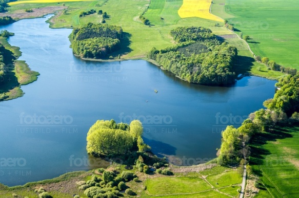 Ein See, WÃ¤lder und Felder im FrÃ¼hling