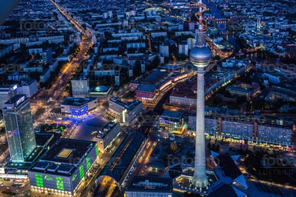 Fernsehturm und Alexanderplatz in Berlin.