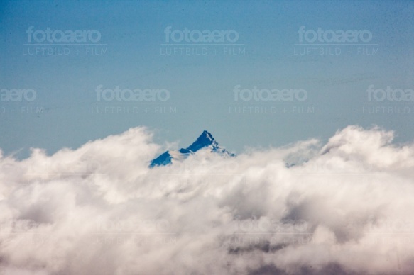 Ein Berggipfel ragt Ã¼ber das Wolkenmeer in der Schweiz