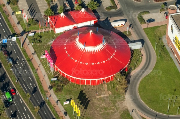Vogelperspektive eines Zirkus in Dresden bei Sachsen in Deutschland.