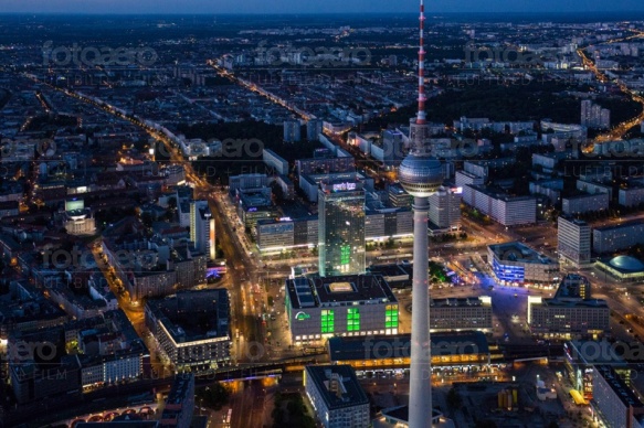Fernsehturm und Alexanderplatz in der Hauptstadt Berlin.