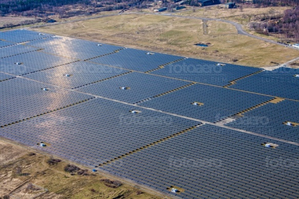 Eine groÃ?e Solaranlage mit vielen kleinen Solarfeldern.