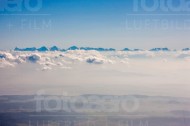 Hochgebirge mit Wolken und nebligem Tal