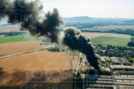 Dunkle Rauchschwaden bei einem Reifenfeuer in Eiserode im Bundesland Sachsen