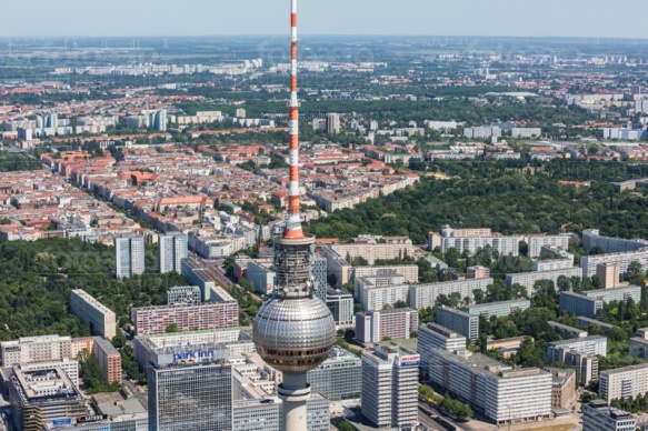 Berliner Fernsehturm mit Panorama - Blick über Berlin.