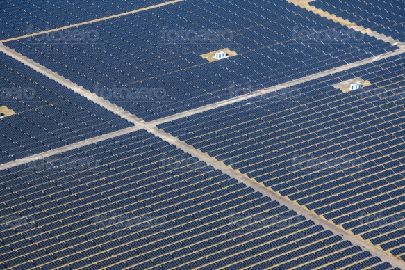Ein groÃ?es Solarfeld mit vielen kleinen Feldern und Solaranlagen.