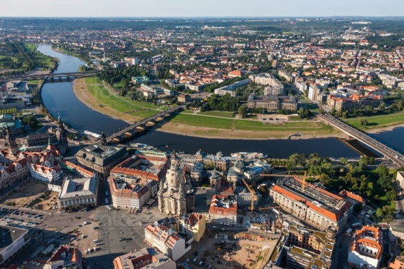 Der Altmarkt in Dresden bei Sachsen mit Blick auf die Elbe.