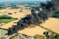 Dunkle Rauchschwaden bei einem Reifenfeuer in Eiserode im Bundesland Sachsen