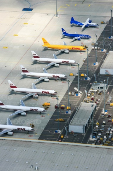 Flugplatz der DHL mit geparkten Flugzeugen.