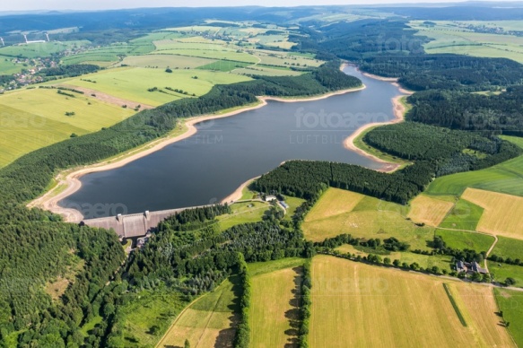 Talsperre Lehnmühle liegt im Osterzgebirge im Bundesland Sachsen