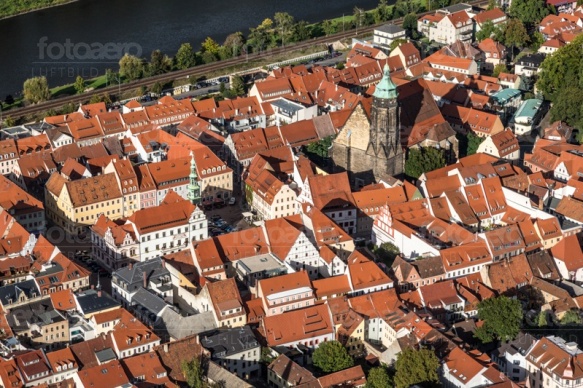 Die historische Altstadt Pirna in Sachsen erstrahlt in der herbstlichen Nachmittagssonne.