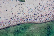 Menschenmassen am Strand im Seebad WarnemÃ¼nde im Bundesland Mecklenburg-Vorpommern
