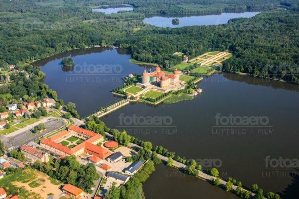 Blick auf das Schloss Moritzburg, Richtung Wald