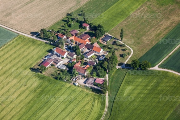 Ein Dorf umringt von Feldern