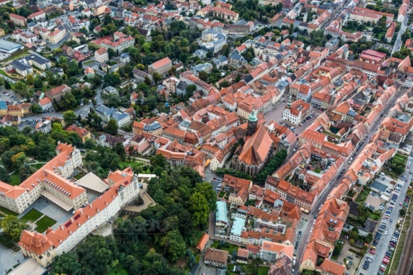 Die historische Altstadt Pirna im Bundesland Sachsen mit Blick auf das Schloß Sonnenstein.