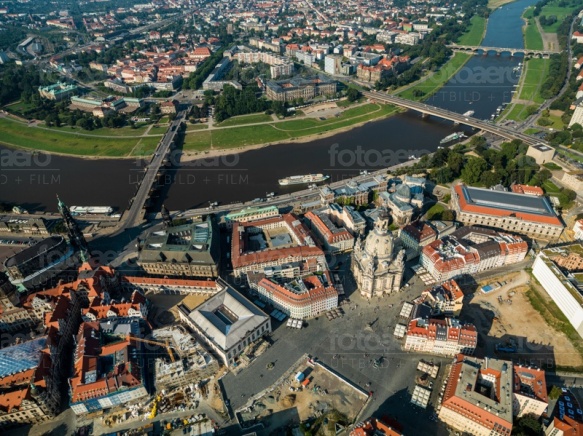 Blick auf den Neumarkt sowie die Augustusbrücke und Carolabrücke, in Dresden bei Sachsen.