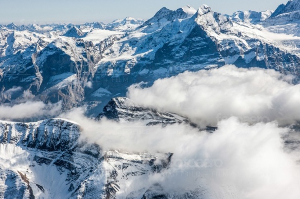 Wolkenspiel mit dem Gebirge im Kanton Bern in der Schweiz