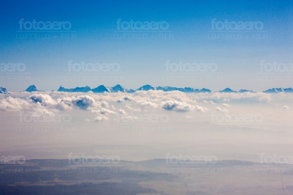Alpengipfel ragen durch die Wolkendecke