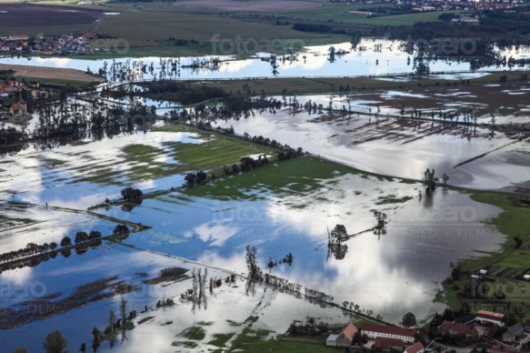 Überschwemmte Felder in Koselitz in der Nähe von Großenhain im Bundesland Sachsen
