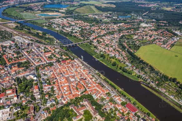Die Elbe fließt entlang der schönen Altstadt Pirna und seinen umliegenden Städten.