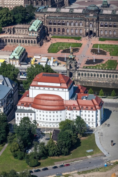 Staatsschauspielhaus Dresden und der Zwinger in der Altstadt von Dresden im Bundesland Sachsen