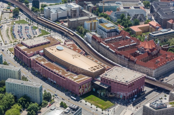 Alexa shopping Centre  und das Amtsgericht Mitte im Bezirk Berlin Mitte.