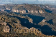 Felsen und Wald inl der Sächsischen Schweiz im Bundesland Sachsen