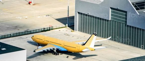 Gelbes Flugzeug steht auf Flughafen.