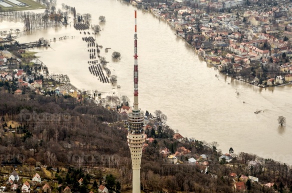 Fernsehturm in Dresden im Bundesland Sachsen bei Elbehochwasser