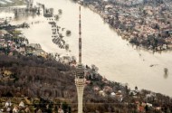Fernsehturm in Dresden im Bundesland Sachsen bei Elbehochwasser