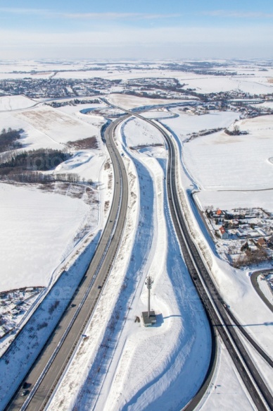 Eine im Schnee liegende Autobahn, die sich kreuzt.