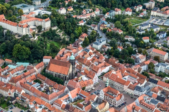Die schöne Altstadt von Pirna in Sachsen, mit Blick auf das Schloß Sonnenstein.
