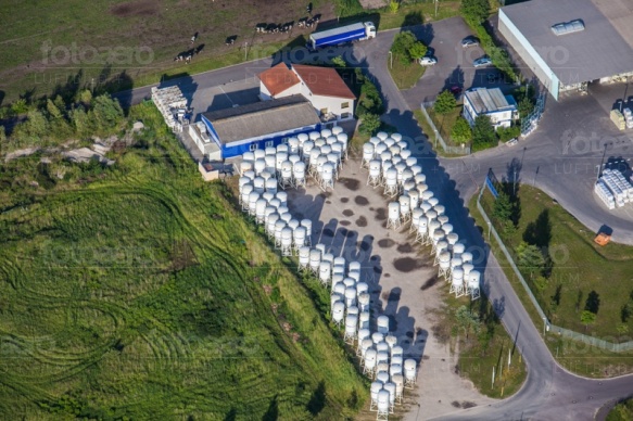 Eine Milchfabrik, nahe eines Feldes.