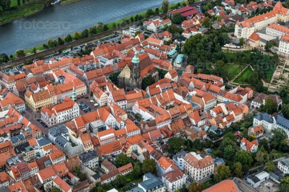 Die historische Altstadt von Pirna in Sachsen mit Blick auf die Elbe.
