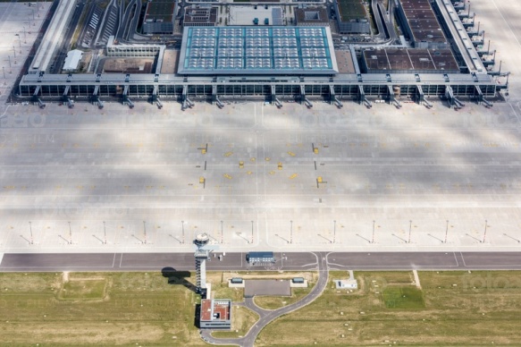 Tower und Terminal auf dem Flughafen Berlin Schönefeld.