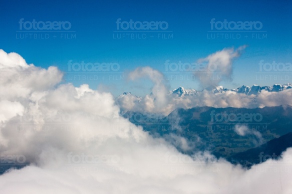 Ein Blick Ã¼ber die Wolken auf die Alpen