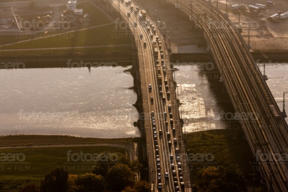 Marienbrücke über der Elbe bei Dresden im Bundesland Sachsen