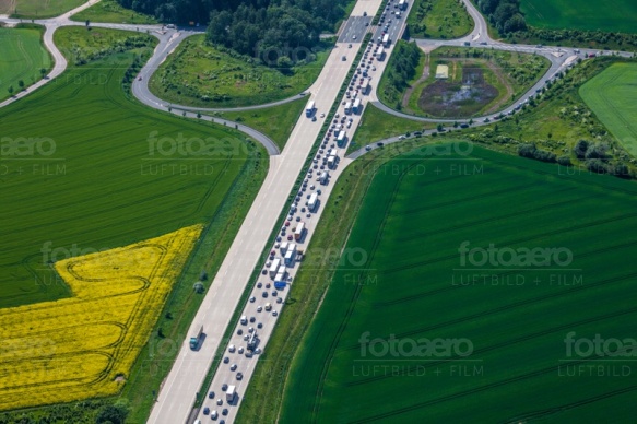 Eine Autobahn, die entlang eines Feldes verlÃ¤uft.