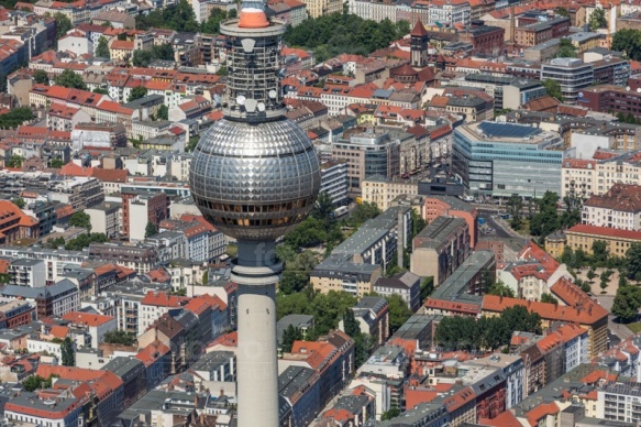 Berliner Fernsehturm und umliegender Ortsteil Mitte.