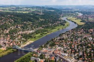 Elbe mit Blauem Wunder in Dresden im Bundesland Sachsen