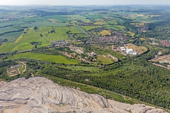 Hirschfelde im Bundesland Sachsen mit dem Tagebau Bogatynia in Polen
