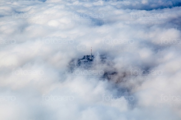 Fernsehturm schaut durch Loch in der Wolkendecke
